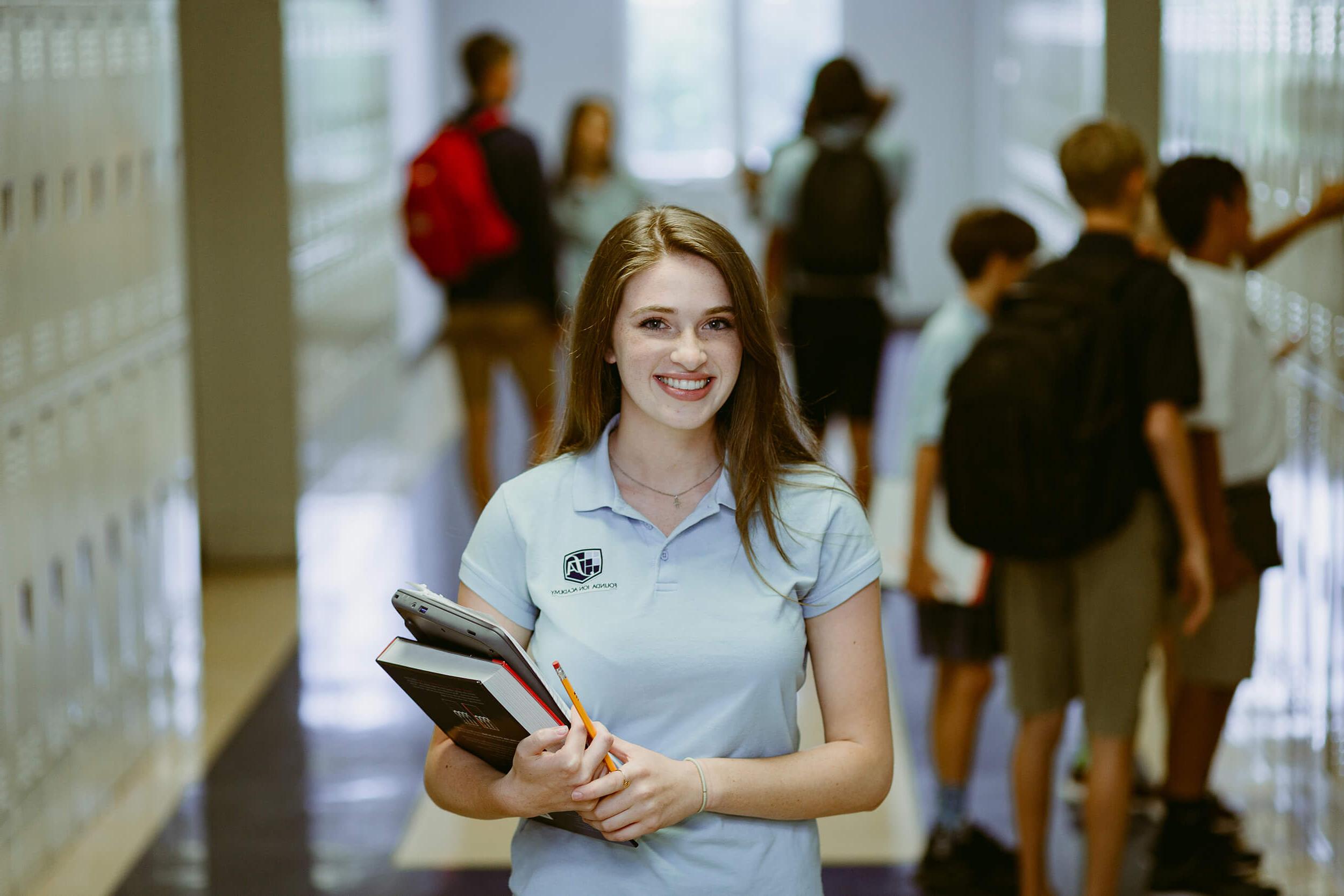 Student at <a href='http://jr2n.bjqzgy.com'>澳门威尼斯人网上赌场</a> Academy in school hallway